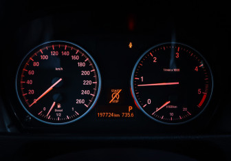 Подержанный автомобиль BMW X1 2012 года (16 фото)
