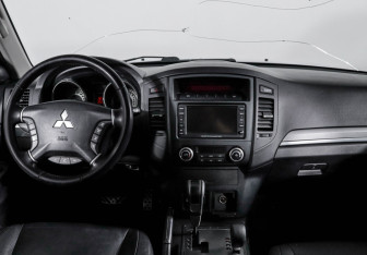 Подержанный автомобиль Mitsubishi Pajero 2012 года (12 фото)