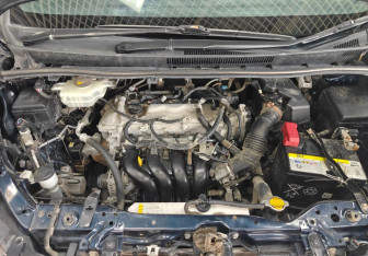 Подержанный автомобиль Toyota Voxy Minivan 2015 года (19 фото)