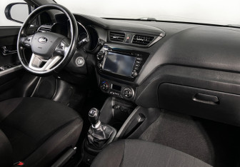 Подержанный автомобиль Kia Rio Hatchback 2015 года (10 фото)