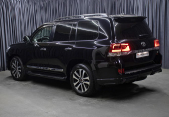 Подержанный автомобиль Toyota Land Cruiser Suv 2019 года (7 фото)