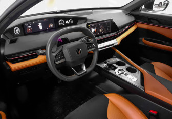 Подержанный автомобиль Changan UNI-V 2023 года (7 фото)