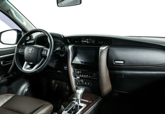 Подержанный автомобиль Toyota Fortuner 2017 года (5 фото)