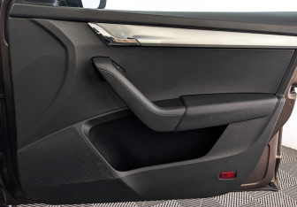 Подержанный автомобиль Skoda Octavia Liftback 2016 года (25 фото)