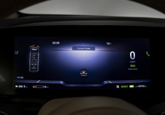 Подержанный автомобиль Voyah Dream 2023 года (12 фото)