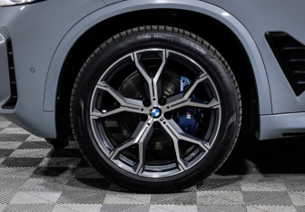 Подержанный автомобиль BMW X5 2025 года (15 фото)