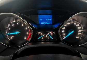 Подержанный автомобиль Ford Focus Hatchback 2012 года (13 фото)