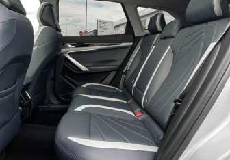 Подержанный автомобиль Geely Atlas 2024 года (10 фото)