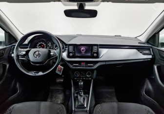 Подержанный автомобиль Skoda Rapid Liftback 2022 года (14 фото)