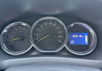 Подержанный автомобиль Renault Sandero 2017 года (12 фото)