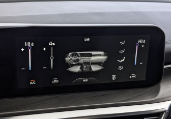 Подержанный автомобиль Kia K5 2023 года (27 фото)