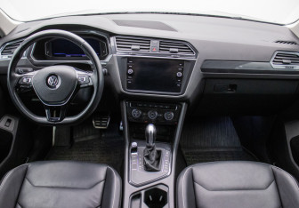 Подержанный автомобиль Volkswagen Tiguan 2019 года (13 фото)