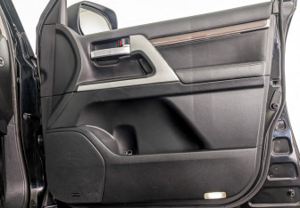 Подержанный автомобиль Toyota Land Cruiser Suv 2017 года (26 фото)