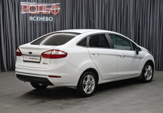Подержанный автомобиль Ford Fiesta Sedan 2016 года (5 фото)