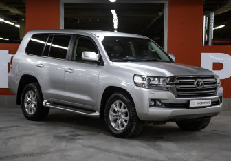 Подержанный автомобиль Toyota Land Cruiser Suv 2015 года (3 фото)