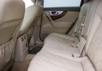 Подержанный автомобиль Infiniti QX70 2013 года (11 фото)