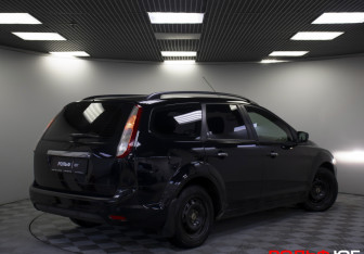 Подержанный автомобиль Ford Focus Wagon 2008 года (18 фото)
