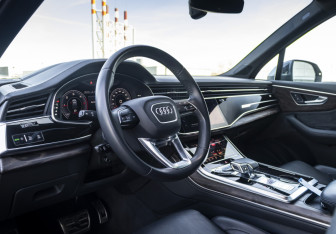 Подержанный автомобиль Audi Q7 2019 года (10 фото)
