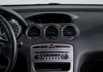 Подержанный автомобиль Peugeot 408 2012 года (13 фото)