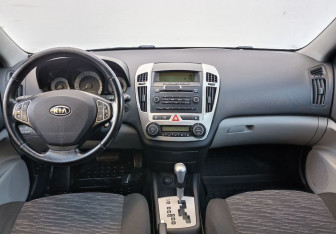 Подержанный автомобиль Kia Ceed Hatchback 2009 года (12 фото)