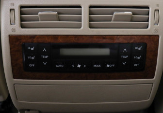 Подержанный автомобиль Toyota Land Cruiser Suv 2012 года (18 фото)