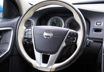 Подержанный автомобиль Volvo S60 2012 года (15 фото)