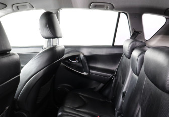 Подержанный автомобиль Toyota RAV4 2010 года (10 фото)