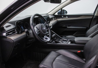 Подержанный автомобиль Kia K5 2021 года (10 фото)
