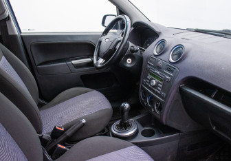 Подержанный автомобиль Ford Fusion 2006 года (9 фото)