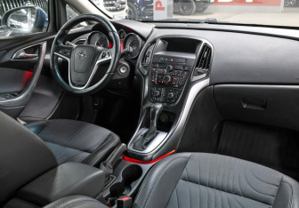 Подержанный автомобиль Opel Astra Hatchback 2013 года (11 фото)