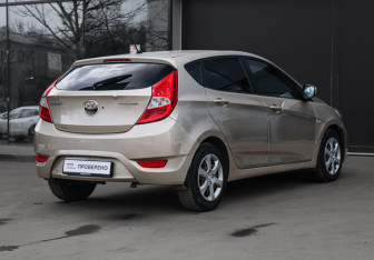 Подержанный автомобиль Hyundai Solaris Hatchback 2011 года (4 фото)