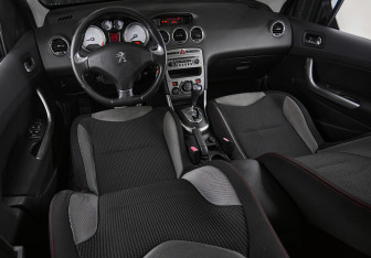 Подержанный автомобиль Peugeot 308 Hatchback 2011 года (18 фото)