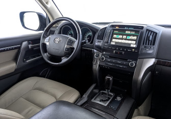 Подержанный автомобиль Toyota Land Cruiser Suv 2010 года (30 фото)