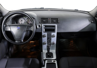 Подержанный автомобиль Volvo S40 2010 года (12 фото)