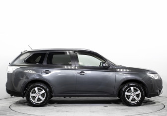Подержанный автомобиль Mitsubishi Outlander 2014 года (4 фото)