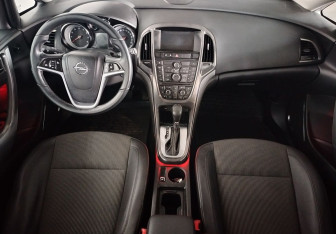 Подержанный автомобиль Opel Astra Hatchback 2011 года (13 фото)