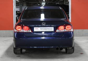 Подержанный автомобиль Honda Civic Sedan 2010 года (6 фото)