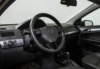Подержанный автомобиль Opel Astra Hatchback 2008 года (10 фото)