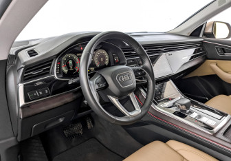Подержанный автомобиль Audi Q8 2019 года (16 фото)