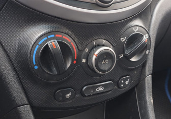 Подержанный автомобиль Hyundai Solaris Hatchback 2014 года (14 фото)