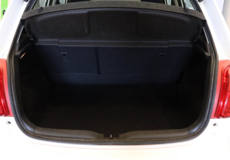 Подержанный автомобиль Toyota Auris Hatchback 2010 года (11 фото)