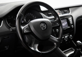 Подержанный автомобиль Skoda Octavia Liftback 2013 года (13 фото)