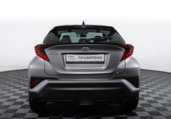 Подержанный автомобиль Toyota C-HR 2021 года (6 фото)