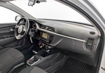 Подержанный автомобиль Kia Rio Hatchback 2021 года (10 фото)