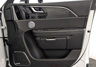 Подержанный автомобиль Hongqi E-HS9 2023 года (24 фото)