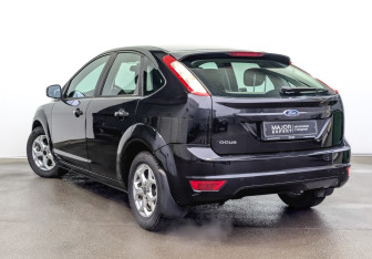 Подержанный автомобиль Ford Focus Hatchback 2010 года (7 фото)