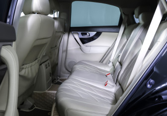 Подержанный автомобиль Infiniti QX70 2014 года (11 фото)