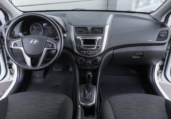 Подержанный автомобиль Hyundai Solaris Hatchback 2015 года (14 фото)