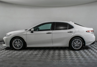 Подержанный автомобиль Toyota Camry Sedan 2021 года (8 фото)
