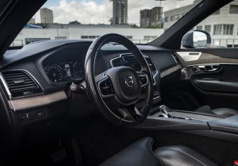 Подержанный автомобиль Volvo XC90 2019 года (10 фото)